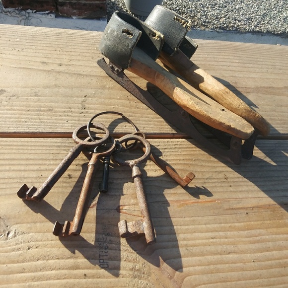 HOST PICK Victorian era ice skates & antique keys - Picture 6 of 7